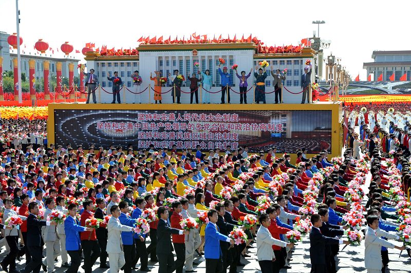 carroza-temática-desfile-celebraciones-Día Nacional 25