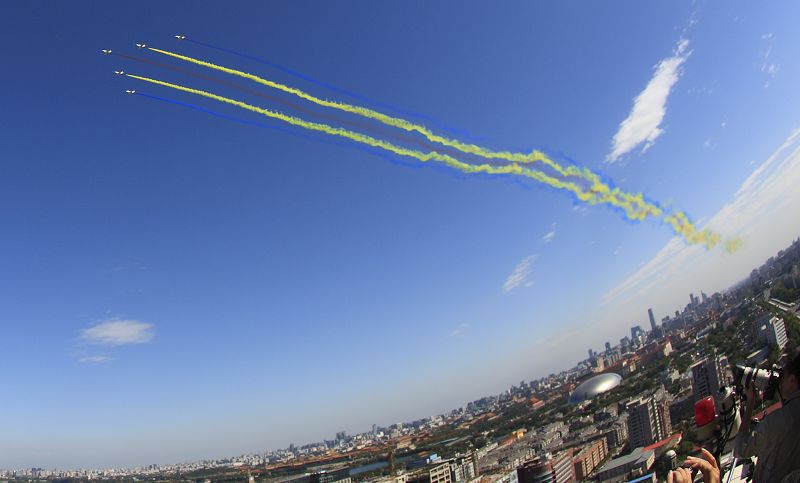 Gran desfile militar: aviones 16