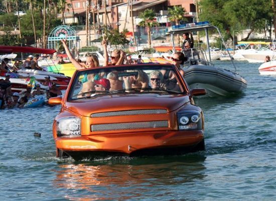 Watercar Python, vehículo anfibio con una velocidad de 100 km/h sobre el agua 2