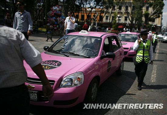 Sólo para mujeres en México los taxis del color de rosa4