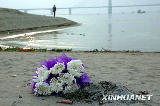 Ciudadanos -Wuhan rinden homenaje -tres jóvenes -perdieron la vida -salvar - dos niños caídos -Río Yangtsé 1