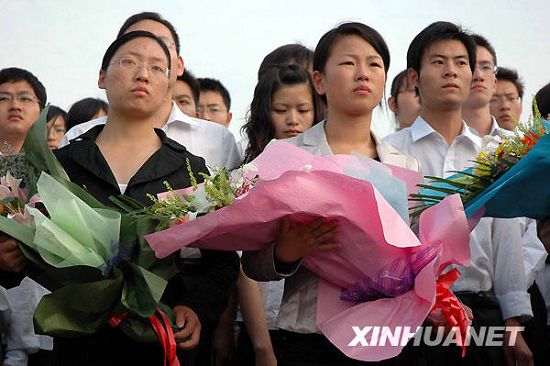 Ciudadanos -Wuhan rinden homenaje -tres jóvenes -perdieron la vida -salvar - dos niños caídos -Río Yangtsé 5