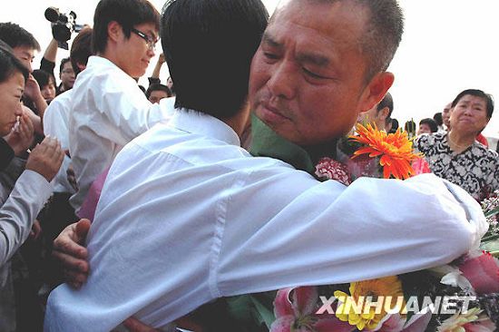 Ciudadanos -Wuhan rinden homenaje -tres jóvenes -perdieron la vida -salvar - dos niños caídos -Río Yangtsé 6