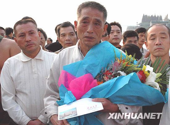 Ciudadanos -Wuhan rinden homenaje -tres jóvenes -perdieron la vida -salvar - dos niños caídos -Río Yangtsé 7