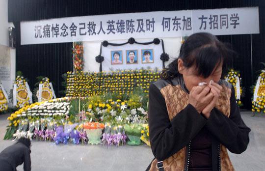 Ciudadanos -Wuhan rinden homenaje -tres jóvenes -perdieron la vida -salvar - dos niños caídos -Río Yangtsé 8