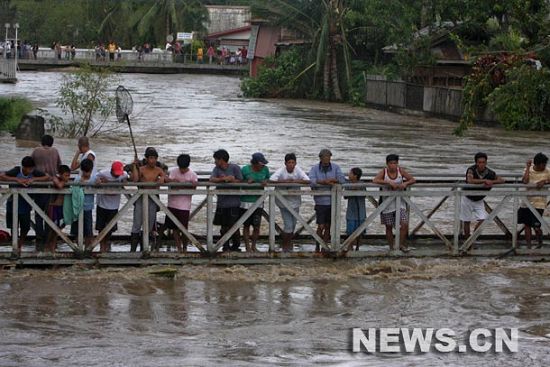 Tifón Mirinae deja 12 muertos a su paso por Filipinas3