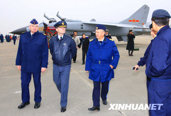 Representantes extranjeros visitan la base de las fuerzas aéreas de nuestro país 5