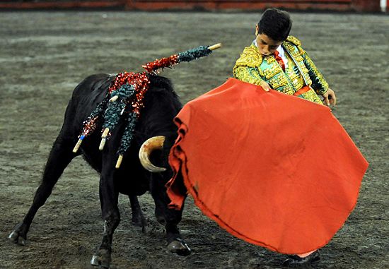 Torero de 13 años de Colombia participa en la corrida3