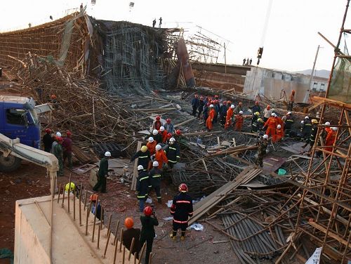 Mueren 7 personas por derrumbe de un paso a nivel en construcción en Yunnan 12