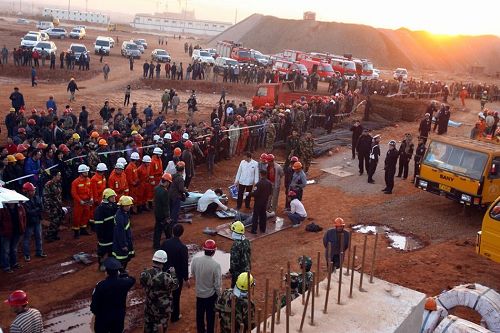 Mueren 7 personas por derrumbe de un paso a nivel en construcción en Yunnan 10