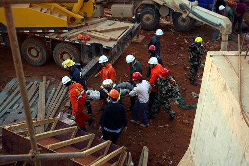 Mueren 7 personas por derrumbe de un paso a nivel en construcción en Yunnan 8