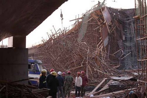 Mueren 7 personas por derrumbe de un paso a nivel en construcción en Yunnan 5