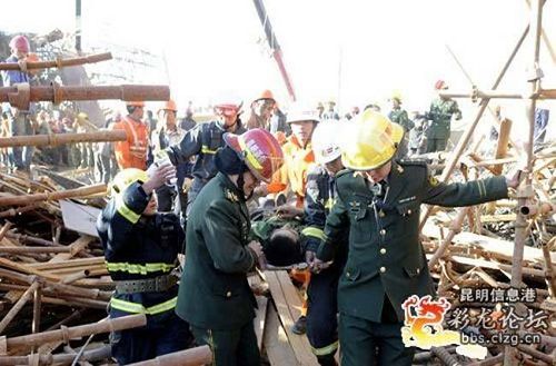 Mueren 7 personas por derrumbe de un paso a nivel en construcción en Yunnan 4
