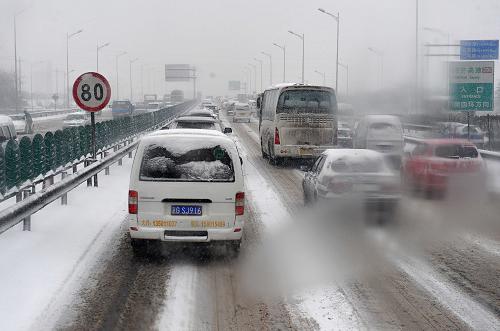 Fuerte nevada afecta al transporte público en Beijing 1