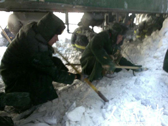 Dos trenes quedan atrapados por las fuertes nevadas 4