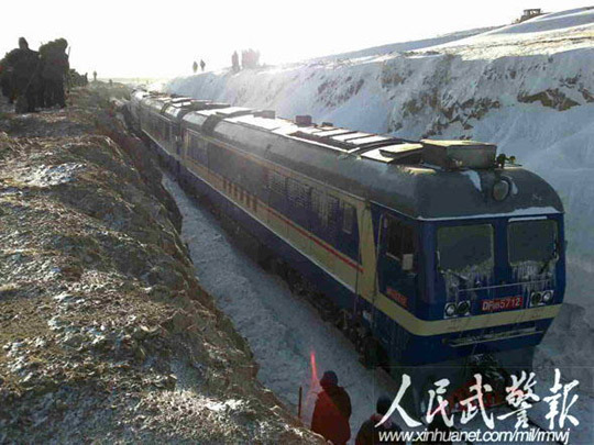 Dos trenes quedan atrapados por las fuertes nevadas 5