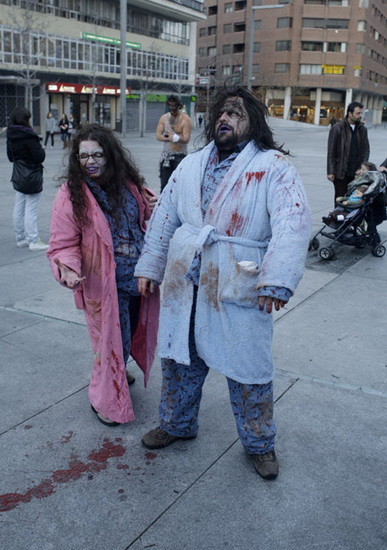 Manifestan los zombies por la calle de Madrid1
