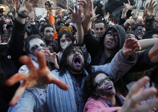 Manifestan los zombies por la calle de Madrid2