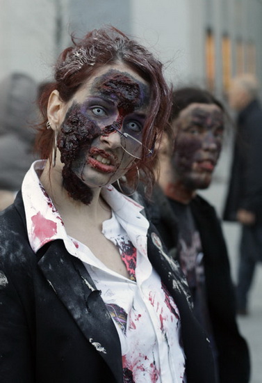 Manifestan los zombies por la calle de Madrid3