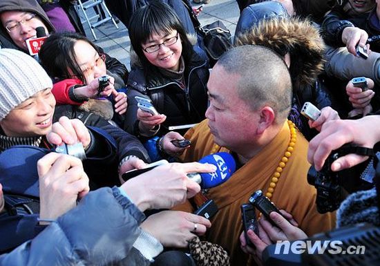 Shi Yongxin-templo Shaolin-diputado de la APN-rodeado-reporteros 2