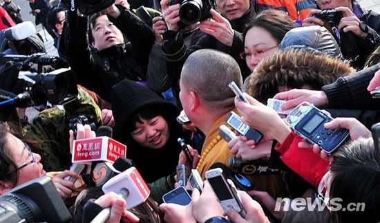 Shi Yongxin-templo Shaolin-diputado de la APN-rodeado-reporteros 3