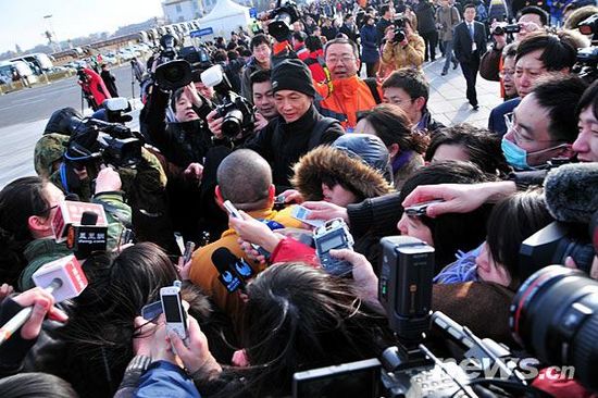 Shi Yongxin-templo Shaolin-diputado de la APN-rodeado-reporteros 4