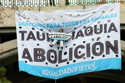 Defensores de los animales en España protestan desnudos por las corridas2