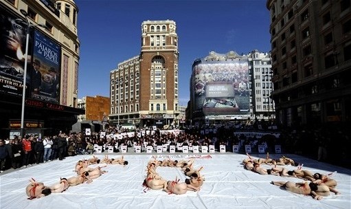Defensores de los animales en España protestan desnudos por las corridas3
