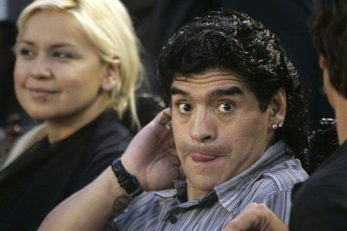 Maradona mordido por un perro2