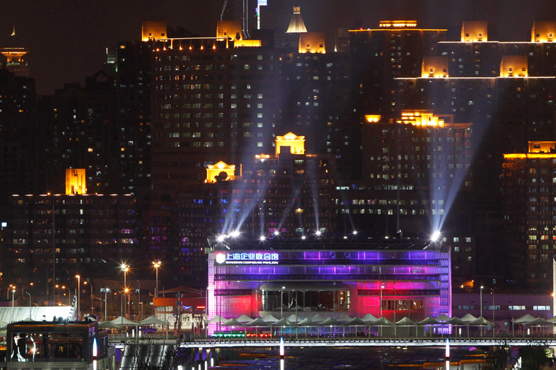 Vistas nocturnas de Shanghai antes de la inauguración de la Expo 2