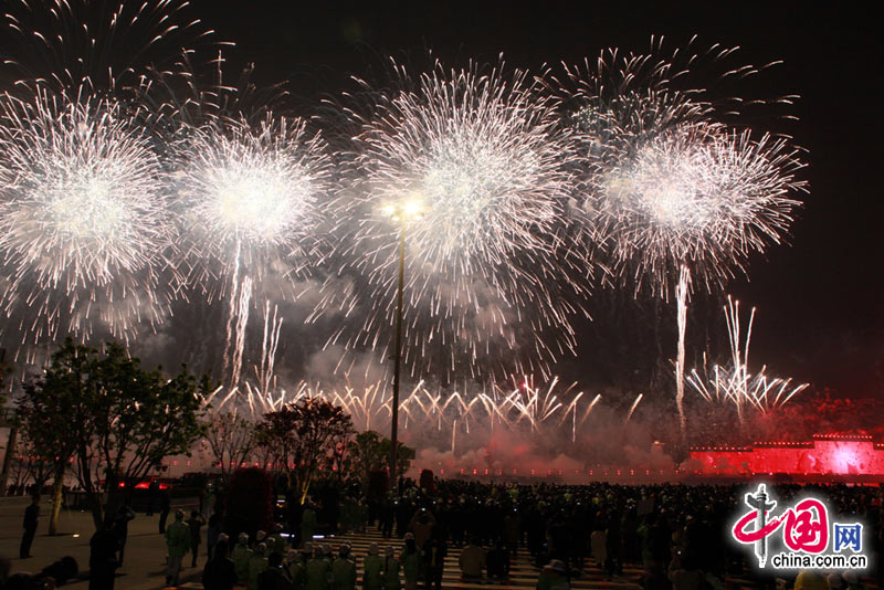 Fuegos espléndidos en la inauguración Expo 2