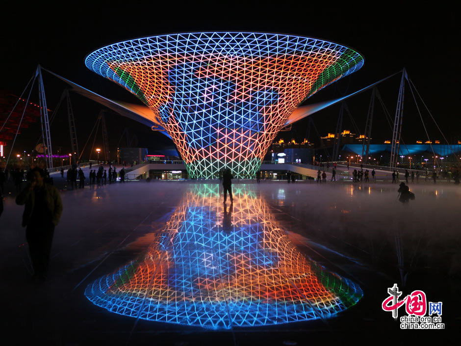 Los pabellones brillantes de la Expo bajo la noche del primer día de la apertura10