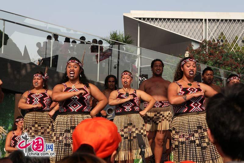 turistas-bailan-maorís-pabellón Nueva Zelanda 1