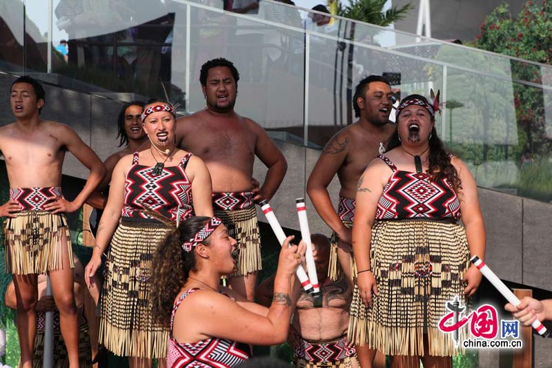 turistas-bailan-maorís-pabellón Nueva Zelanda 3