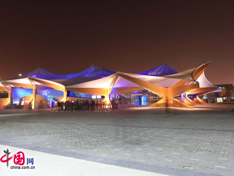 vista nocturna-pabellones-Expo 2010 3