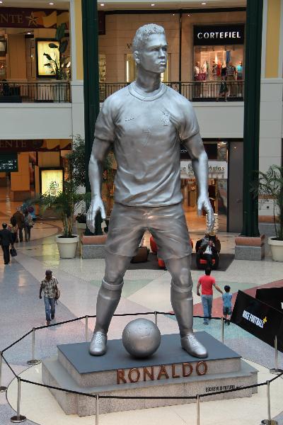 Se presenta la estatua de C. Ronaldo en Lisboa 