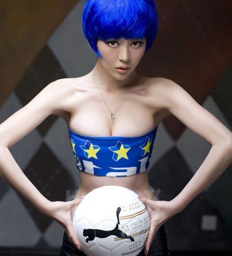 Guapa china de fútbol posa para la selección italiana