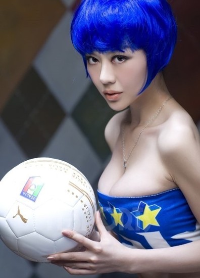 Guapa china de fútbol posa para la selección italiana2