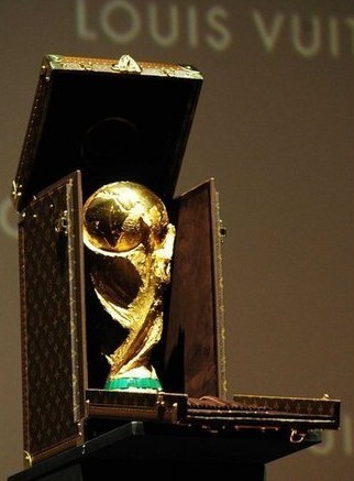 Empaque diseñado por LV para el trofeo del Mundial6