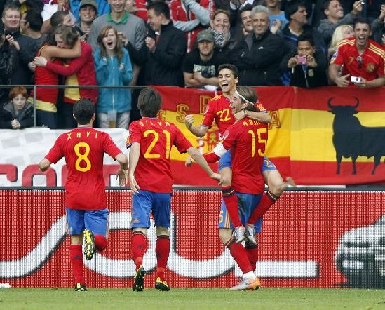 España gana 1-0 a Corea del Sur 新队长抱起头号功臣