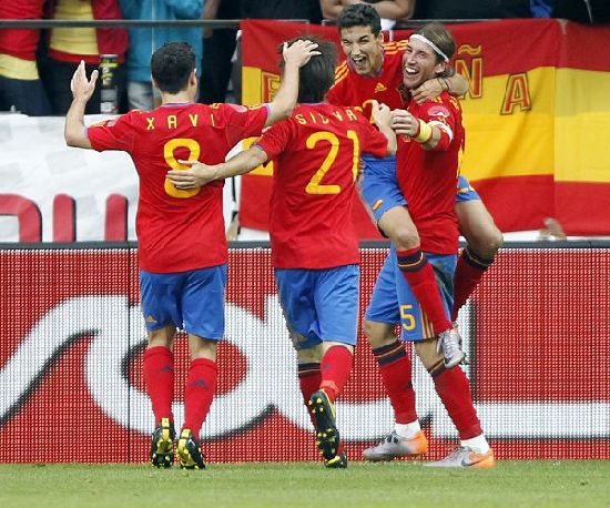  España gana 1-0 a Corea del Sur 三虎將祝賀超新星