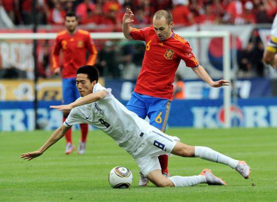 España gana 1-0 a Corea del Sur 小白艱難前行