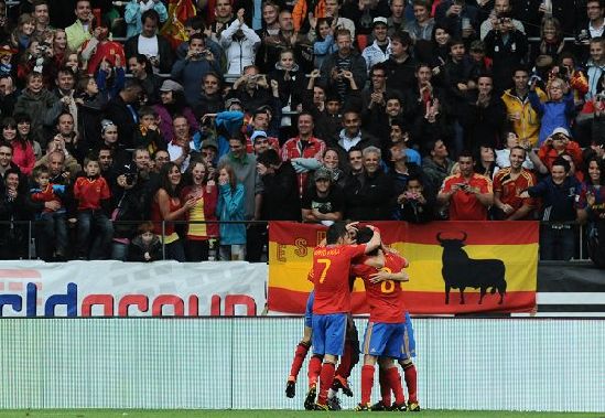 España gana 1-0 a Corea del Sur 眾將士抱作一團(tuán)