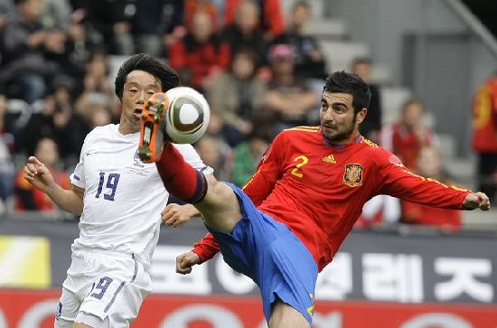 España gana 1-0 a Corea del Sur 皇馬鐵衛(wèi)秀球技