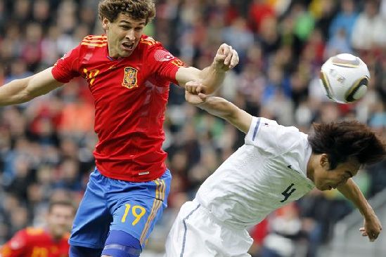 España gana 1-0 a Corea del Sur 神塔獅子甩頭