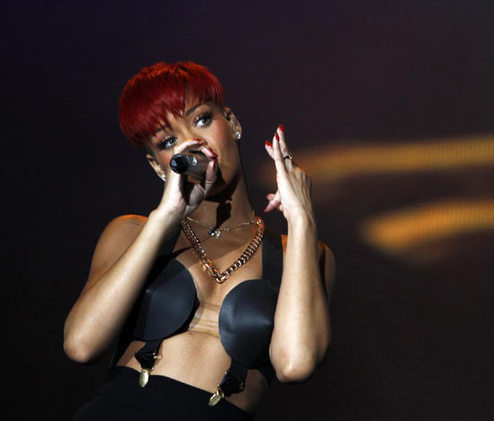 Nuevo peinado y salvaje vestido de Rihanna en concierto de Rock in Rio, Madrid 2010 v6