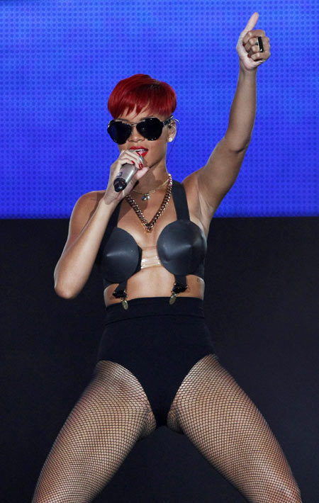 Nuevo peinado y salvaje vestido de Rihanna en concierto de Rock in Rio, Madrid 2010 4