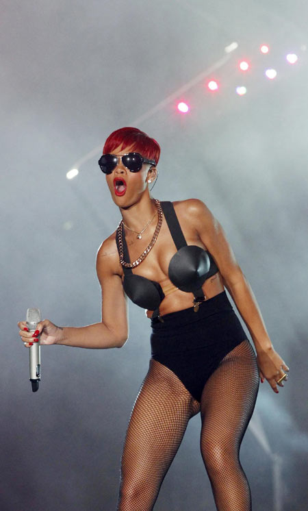 Nuevo peinado y salvaje vestido de Rihanna en concierto de Rock in Rio, Madrid 2010 2