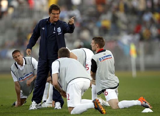 卡佩羅指揮Beckham ve el partido de Inglaterra, Rooney gana un gol