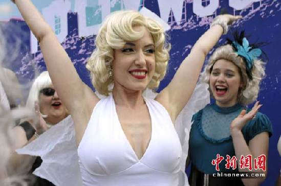 Las chicas se visten del estilo de Marilyn Monroe y celebran el 84 cumpleaños de Monroe.